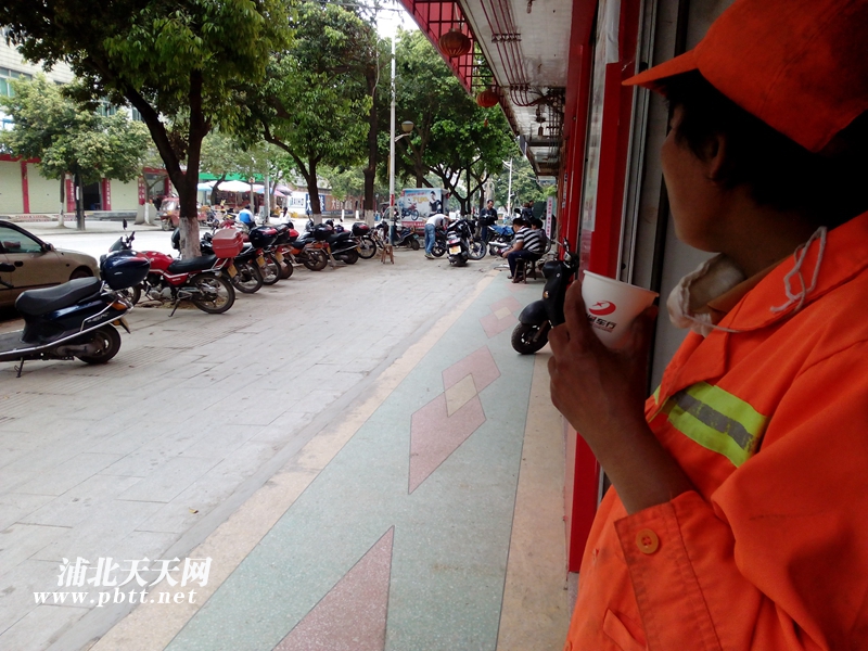 爱心商家为环卫工送去爱心鸡汤,环卫工爱心服务站