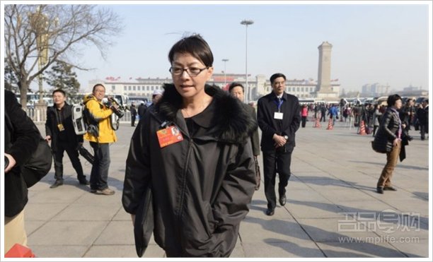 lv爆明星款围巾 (lv围巾dior围巾选哪个)