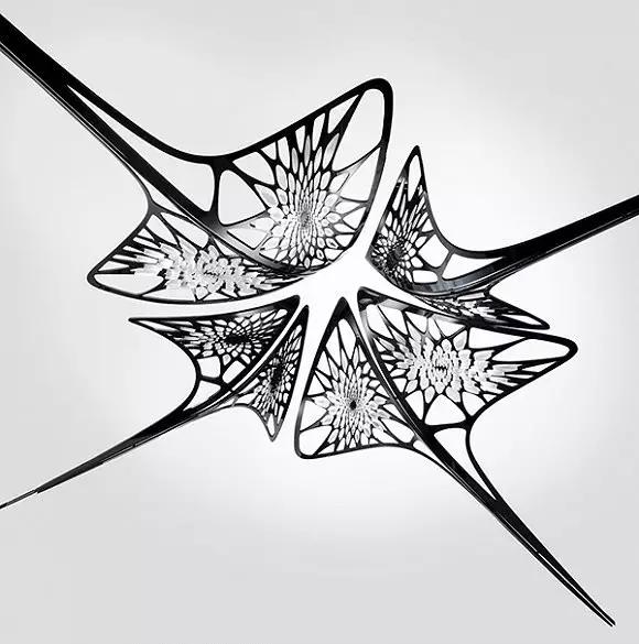 身处边缘，她以无与伦比的才华勤奋个性，勇敢地活出了自己