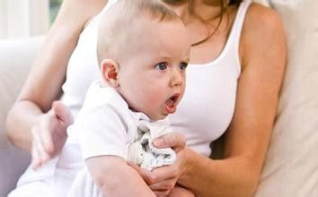 新生宝宝吐奶怎么拍背,刚出生的宝宝吐奶拍嗝的正确方法