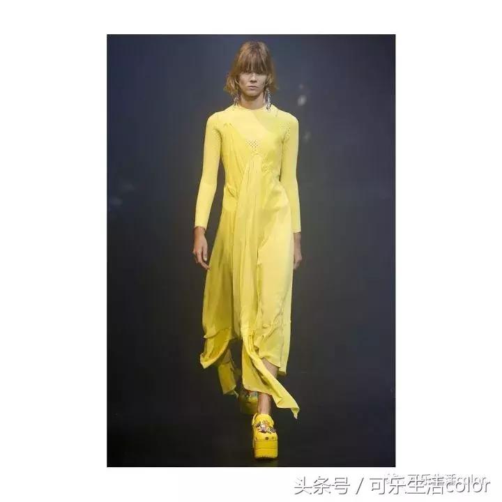 「超厚底洞洞鞋」太浮夸！Balenc*aga最新联名单品又引热议？！