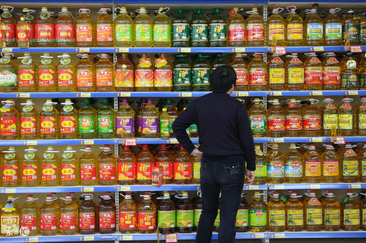 老人总是吃过期的东西怎么办,老人吃过期的食物怎么样