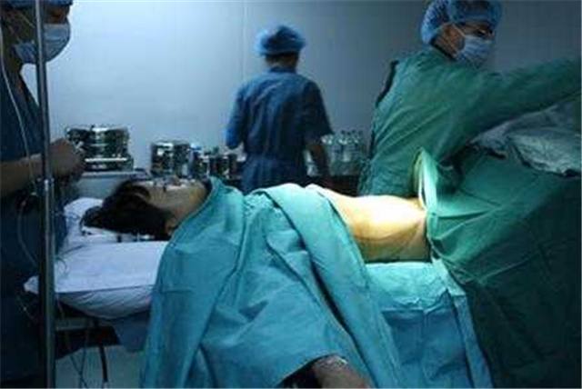 怪婆婆给儿媳妇坐月子,产妇生完宝宝后要在医院视察多久