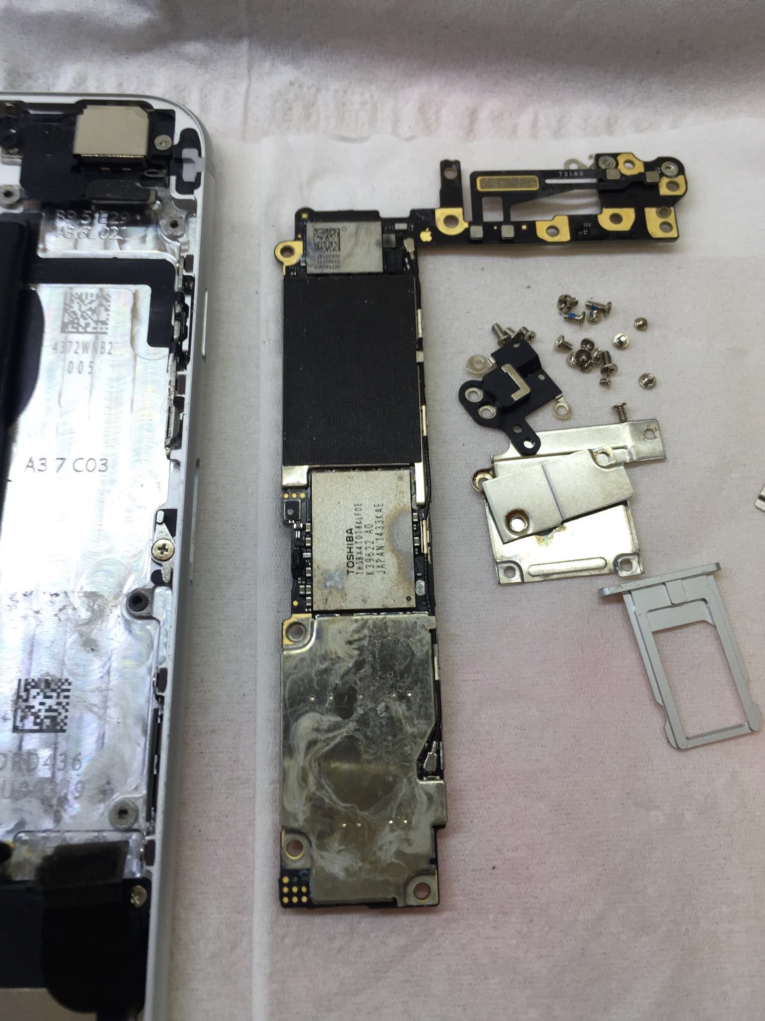 苹果手机主板进水一般多少钱,苹果手机主板进水怎么解决