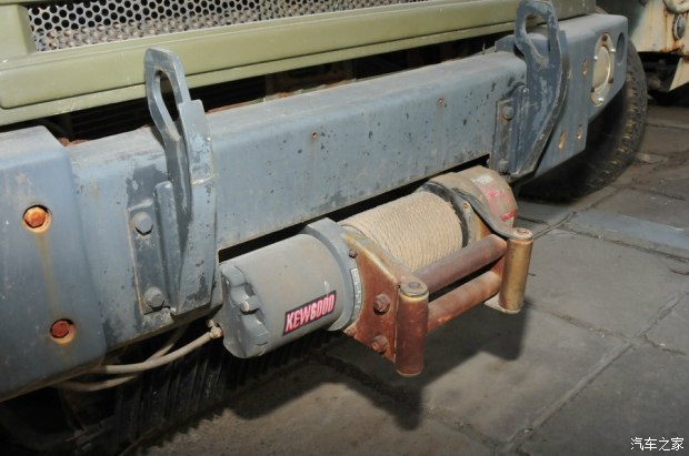 北汽军用勇士视频,国产伞兵突击车越野视频