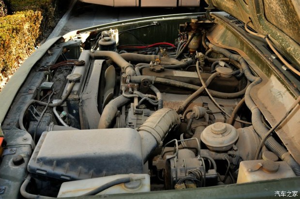 北汽军用勇士视频,国产伞兵突击车越野视频