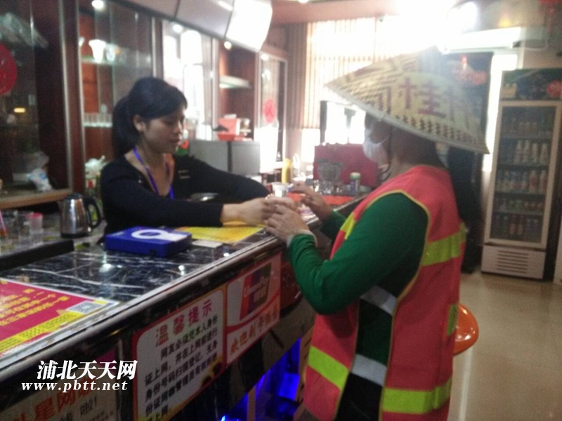 爱心商家为环卫工送去爱心鸡汤,环卫工爱心服务站