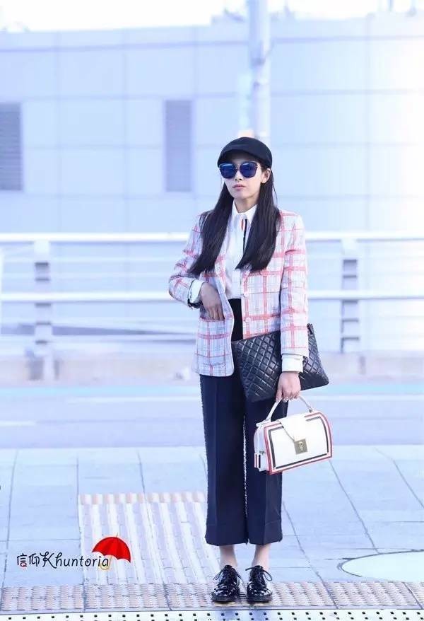 街拍国外夏天最尴尬搭配,2021明星街拍穿搭冬季