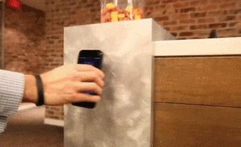 花200块钱买个手机壳有必要吗,手机壳和自拍杆一体的手机壳