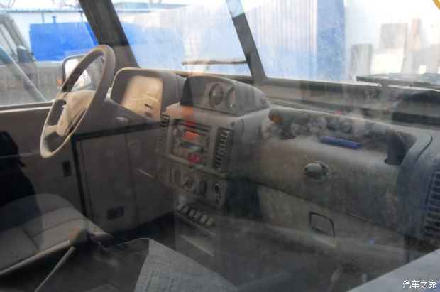 北汽军用勇士视频,国产伞兵突击车越野视频