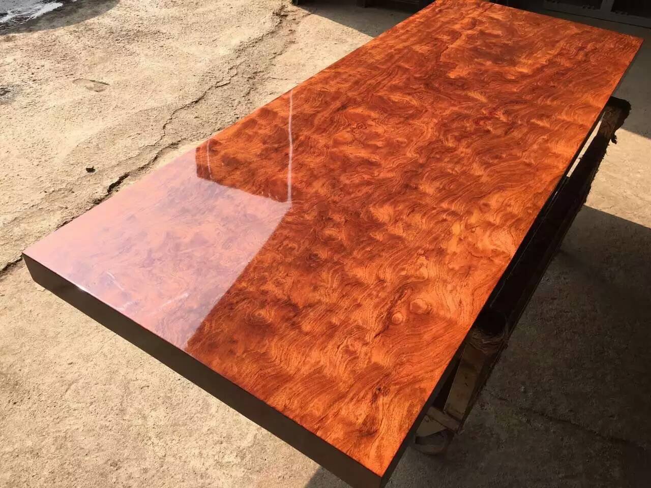 巴西花梨——做不了花梨中的翘楚，就去做是大板桌中的贵族