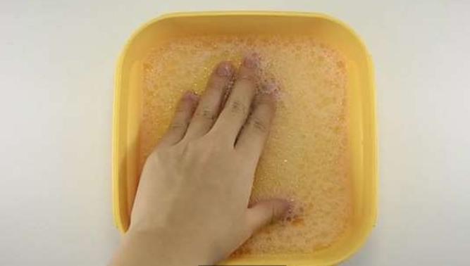 不小心被快干胶黏住手指怎么办？有了这些方法就不用着急了