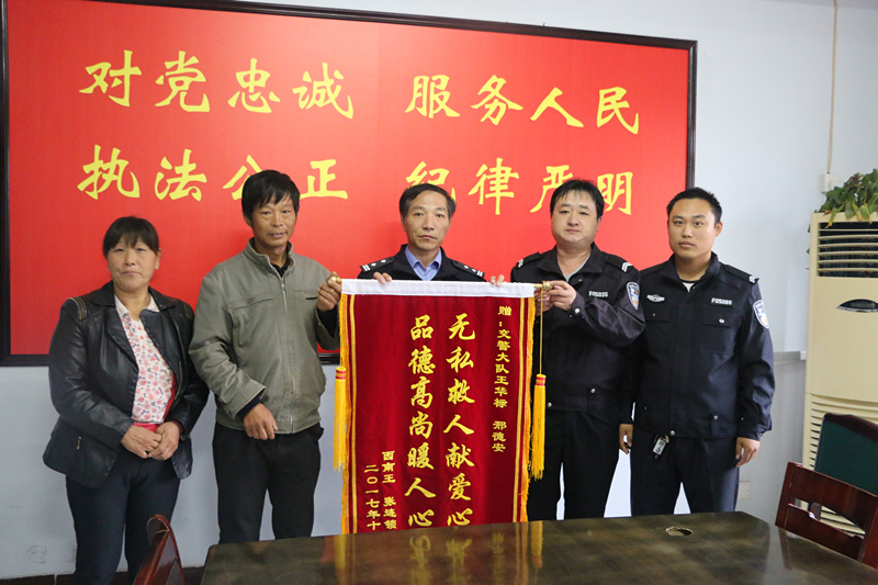 男童高烧出现惊厥交警紧急送医,男童高烧昏迷民警送医