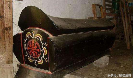 爷爷死后嘴巴怎么也合不上，强行下葬后竟招来祸事！