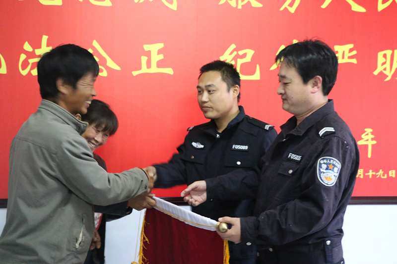 男童高烧出现惊厥交警紧急送医,男童高烧昏迷民警送医