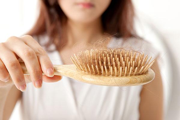 19岁姑娘两个月不来月经正常吗,女生体毛重月经量少周期不规律