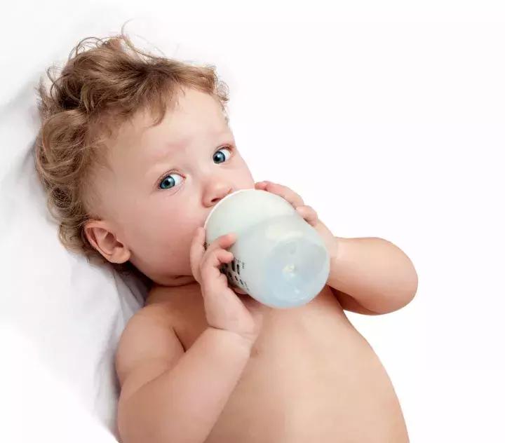 1岁宝宝喝什么最好,1岁以上应该拿什么喝奶
