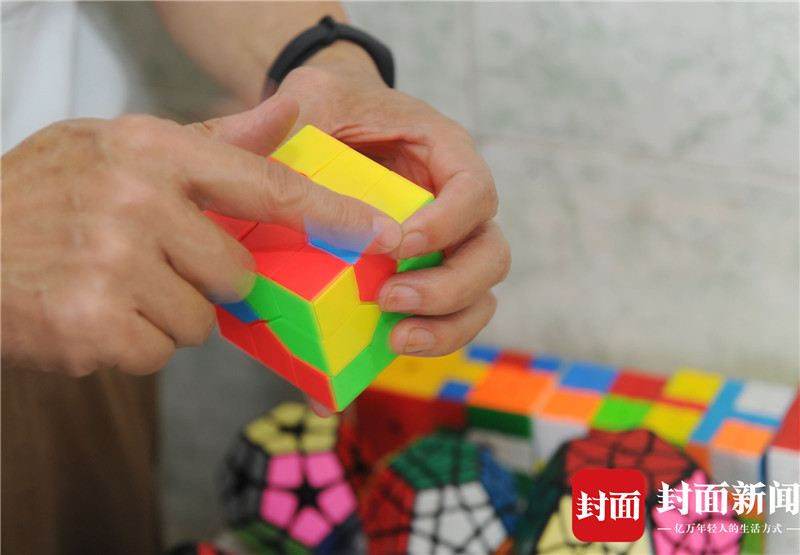 魔方神童用脚复原三阶魔方,魔方哥复原15阶魔方2小时