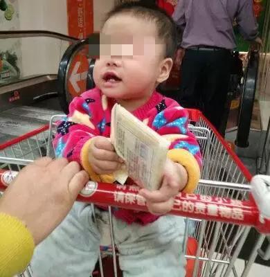 提醒：超市里的购物车千万别再这么用了，出事了！