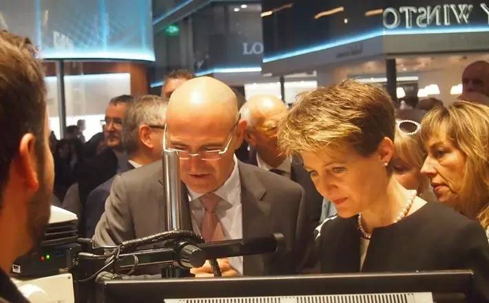 我们见到了瑞士制表师大神，他在雕刻一只金丝猴|雅趣臻选