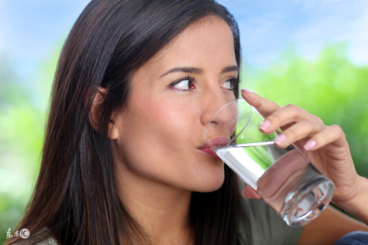 女性尿路感染大量饮水能好吗,女性尿路感染是缺水引起的吗
