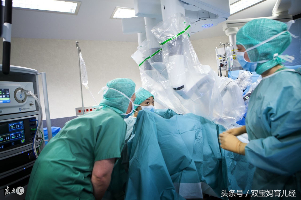 肚子里的宝宝把妈妈踹哭了,肚子里的宝宝半夜重重的踢了两脚