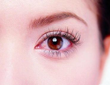 眼球凸出眼睛是变大还是变小,眼球正常是凸出来多少