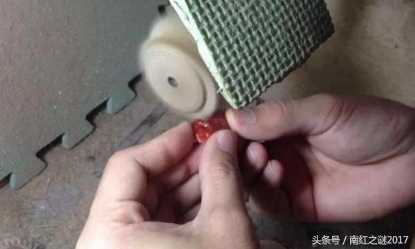 南红雕刻全过程！从视频来看南红从原石到精品的蜕变！
