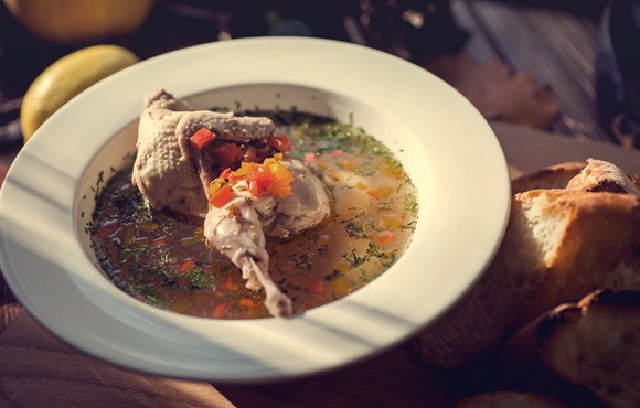 女孩子手脚冰凉用什么泡脚,手脚冰凉的女孩子