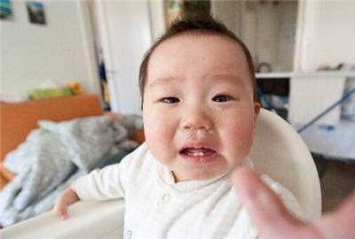 8个月宝宝第一次吃奶粉怎么给,七八个月宝宝辅食过敏怎么办