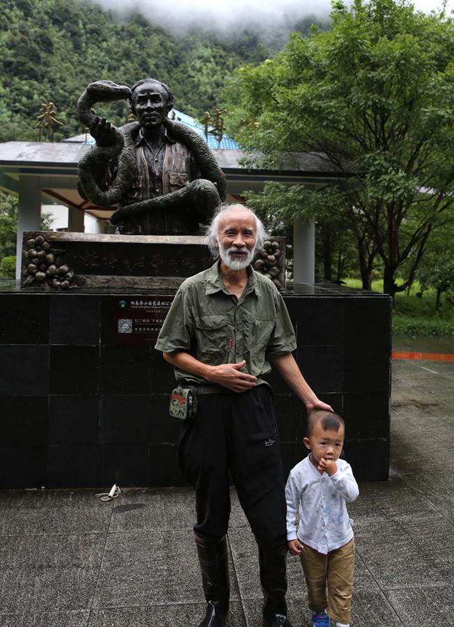 蛇博士告诉我们被蛇咬伤如何自救,被蛇咬了100次