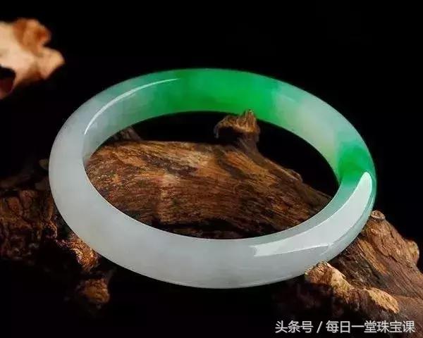 翡翠戴了发黄怎么处理,翡翠手镯发黄怎么补救回来