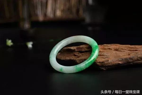 翡翠戴了发黄怎么处理,翡翠手镯发黄怎么补救回来