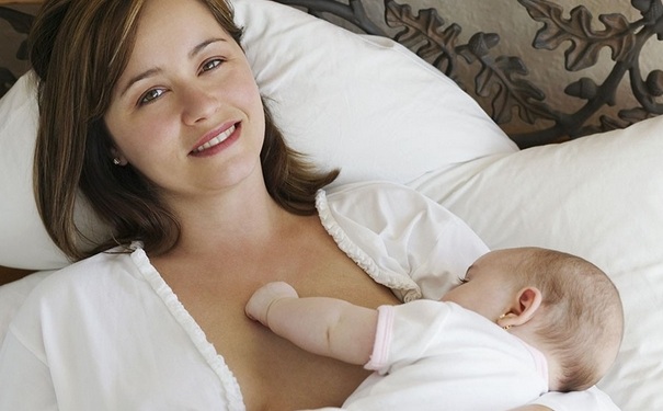 哺乳期来月经体质会降落吗,哺乳期会来月经能继续哺乳吗