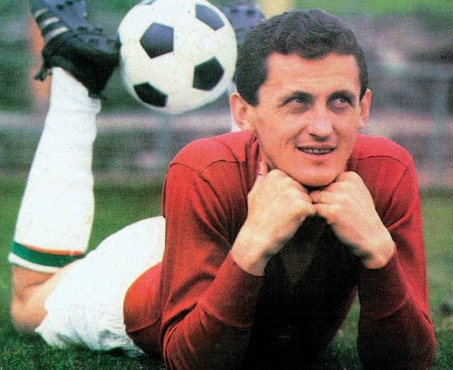 这位引领了足球“九号半”踢法潮流的“国王”，现在却无人知晓