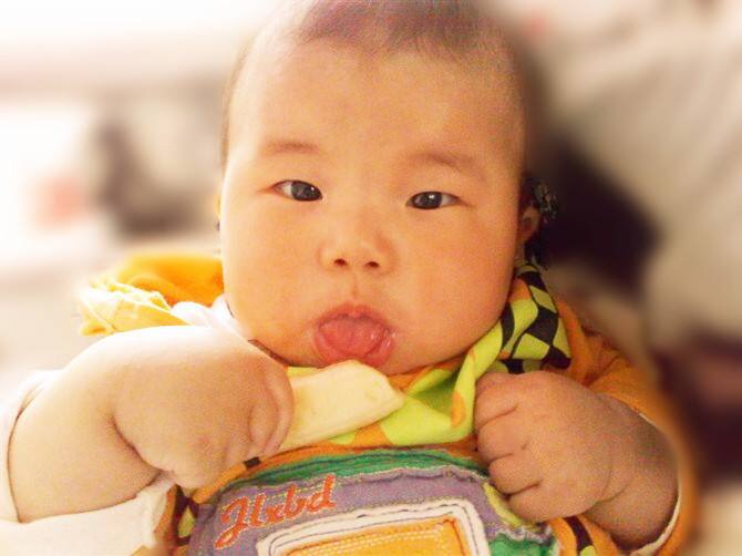 8个月宝宝第一次吃奶粉怎么给,七八个月宝宝辅食过敏怎么办