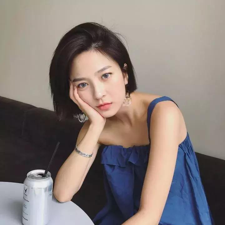 微卷短发修剪,初秋短发扎发