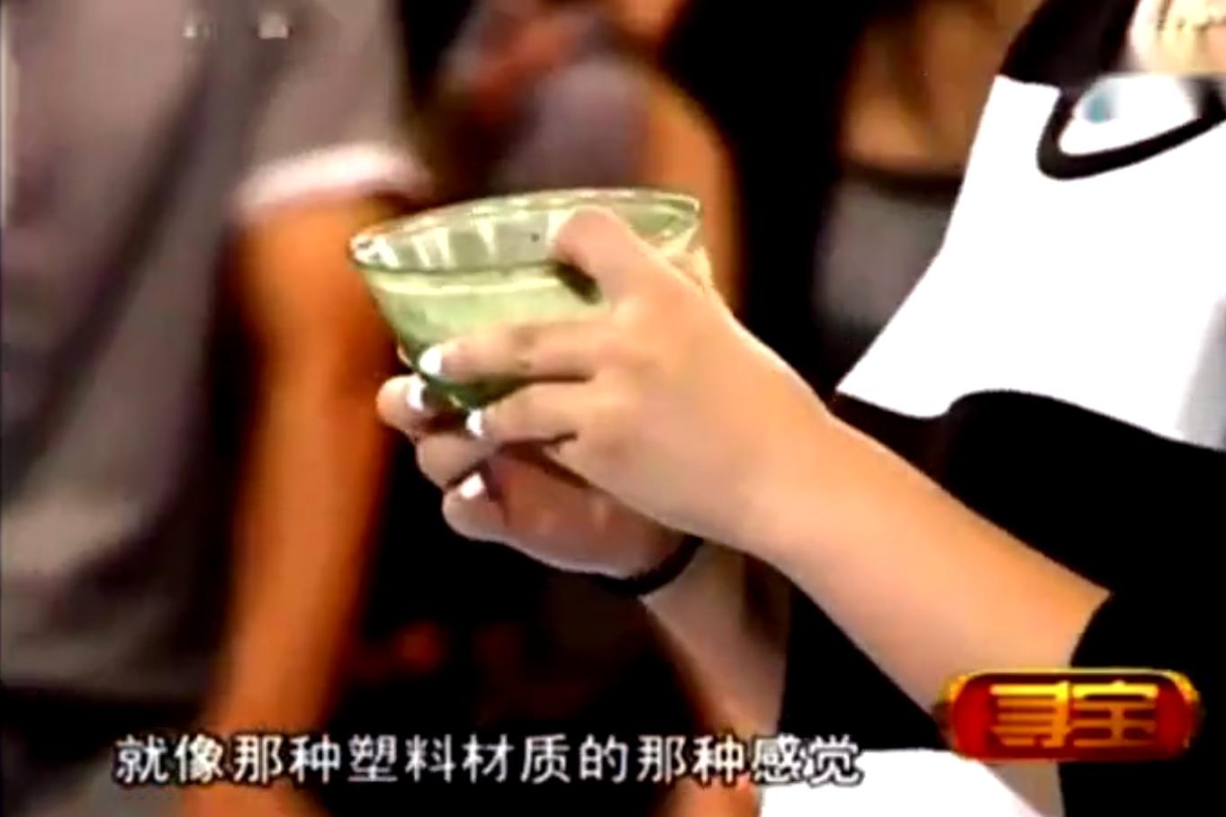 玻璃杯当翡翠鉴宝,美女带翡翠碗来鉴宝