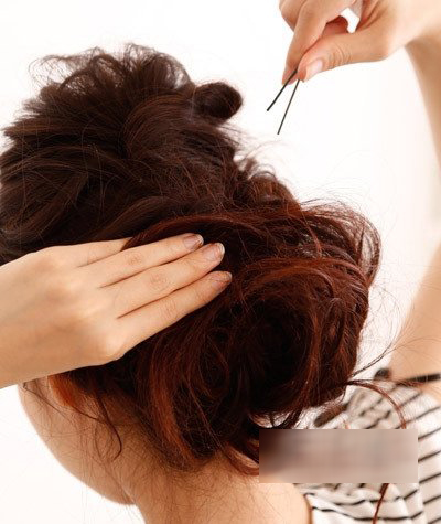 烫过的中长头发简单的盘发,好看的双马尾辫编发教程