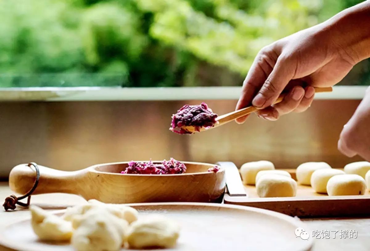 这是一枚用饱含阳光雨露的新鲜玫瑰花做的鲜花饼