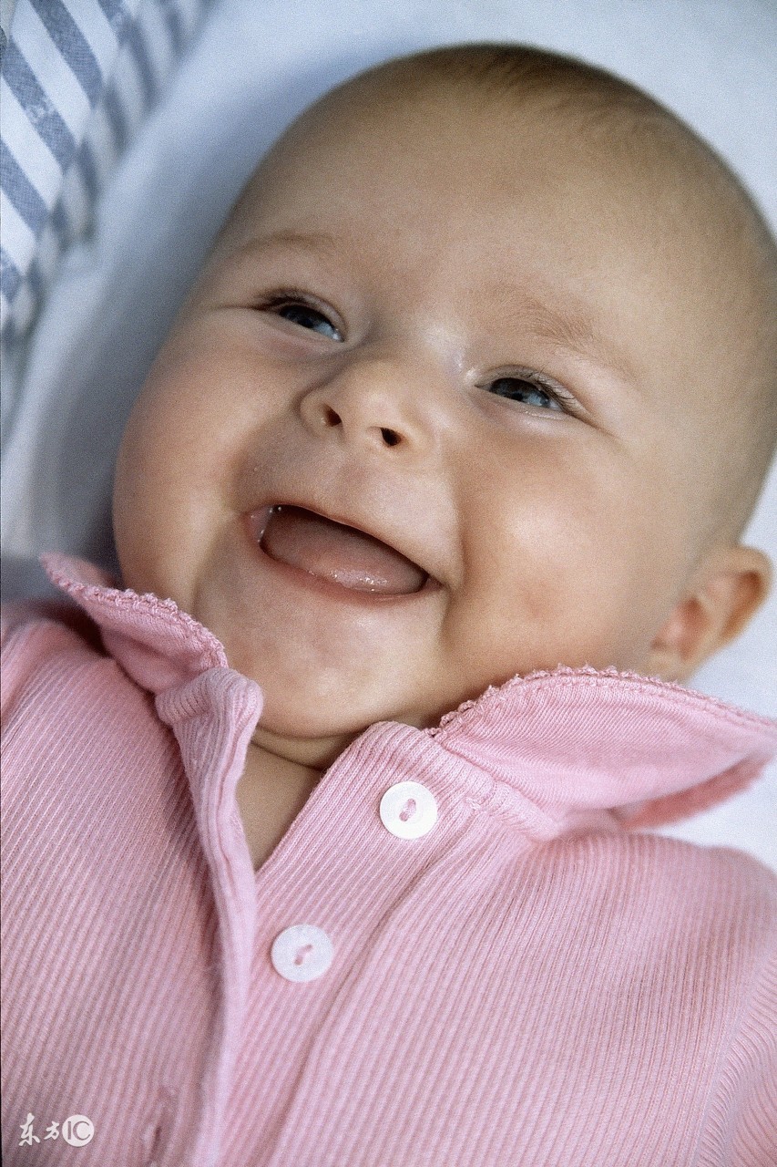 宝宝喝奶不专心拒奶怎么办,孩子太着急不专心