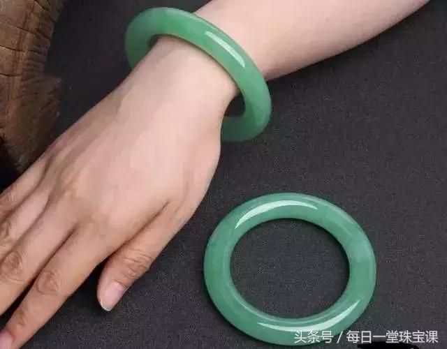 翡翠戴了发黄怎么处理,翡翠手镯发黄怎么补救回来