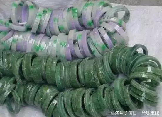 翡翠戴了发黄怎么处理,翡翠手镯发黄怎么补救回来