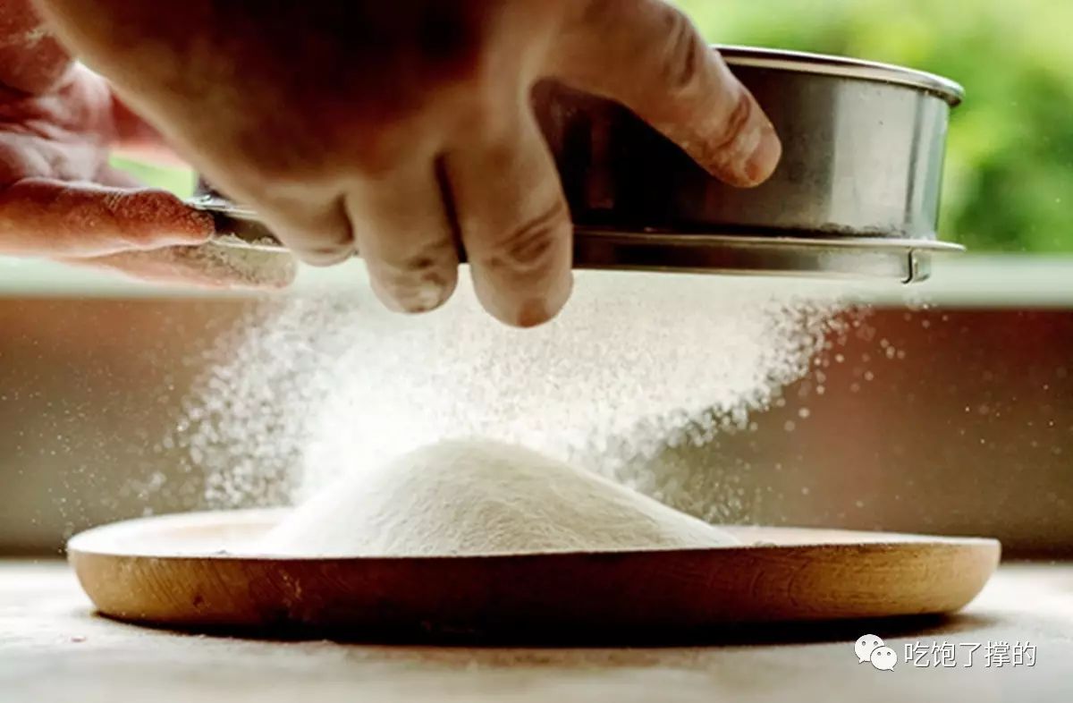 这是一枚用饱含阳光雨露的新鲜玫瑰花做的鲜花饼