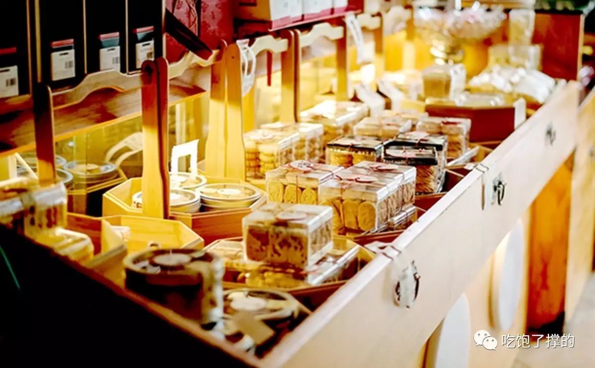 这是一枚用饱含阳光雨露的新鲜玫瑰花做的鲜花饼