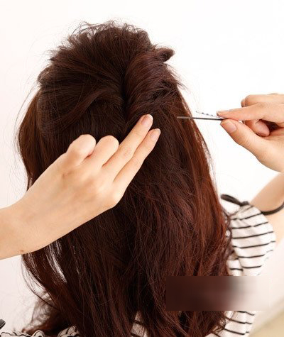 烫过的中长头发简单的盘发,好看的双马尾辫编发教程