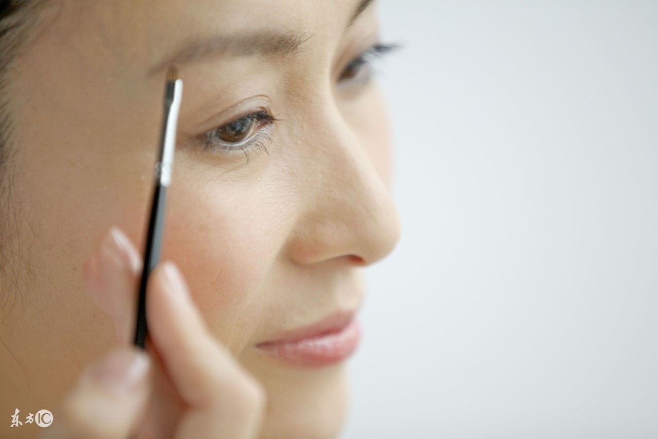 左眼眉毛睫毛脱落是怎么回事,眉毛眼睫毛脱落是什么原因