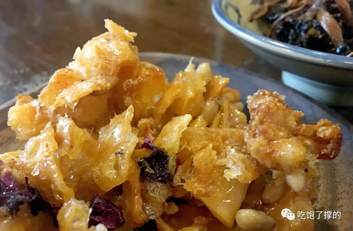 这是一枚用饱含阳光雨露的新鲜玫瑰花做的鲜花饼