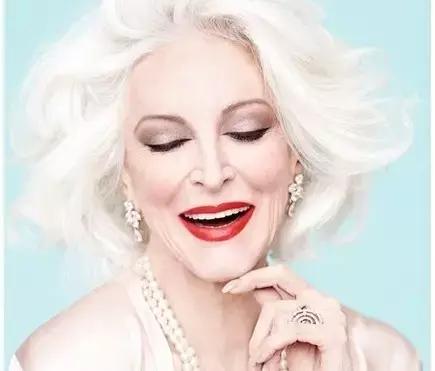 用TA一抹唇部就像打了玻尿酸！水光唇小心机有这么厉害？