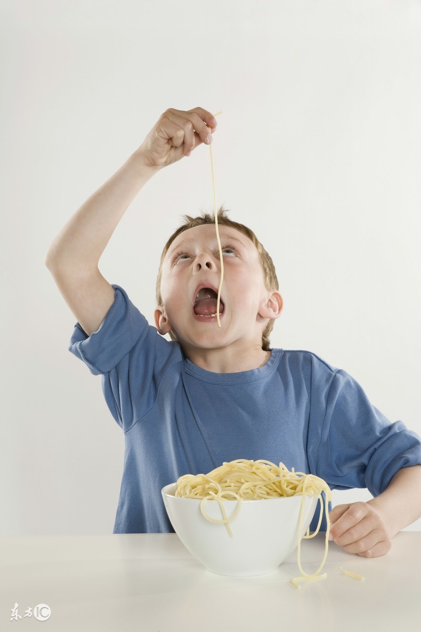 宝宝喝奶不专心拒奶怎么办,孩子太着急不专心